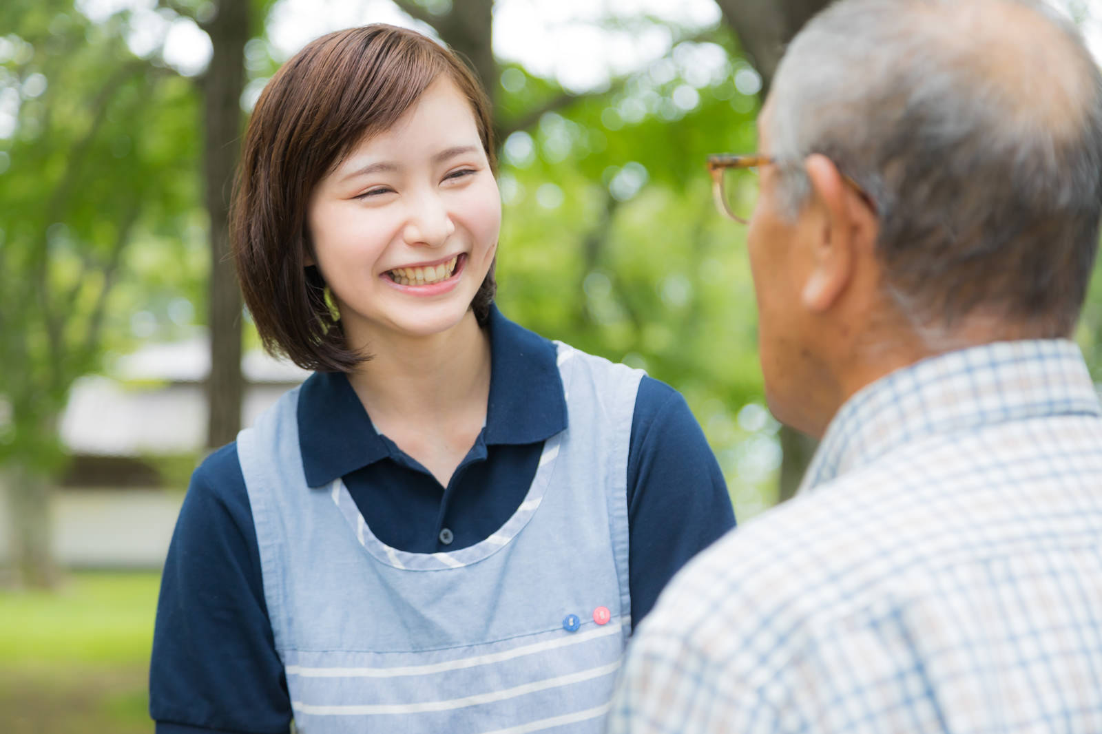 利用者と笑顔で会話するスタッフの写真
