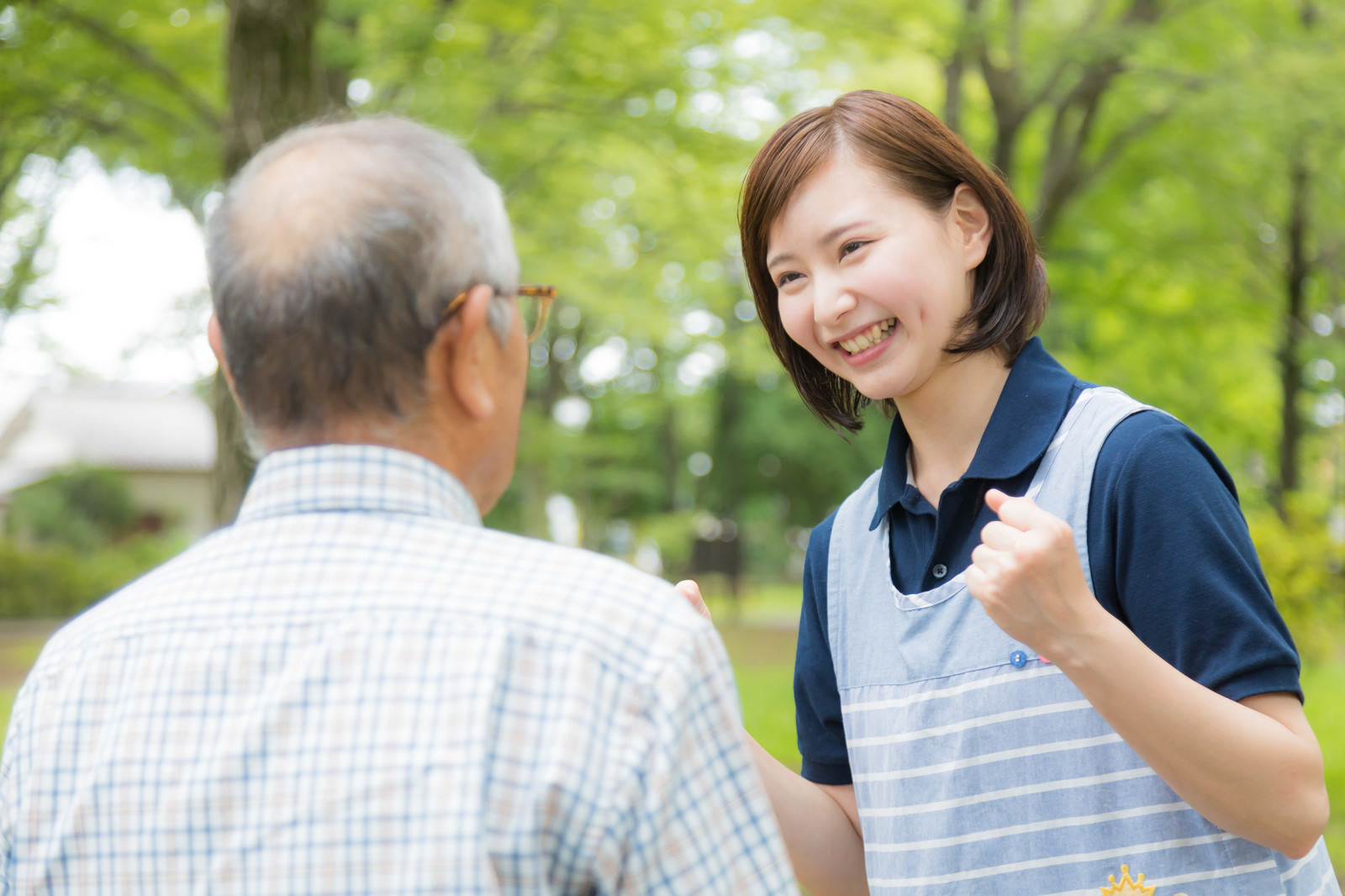 利用者を笑顔で励ますてとてケアのスタッフ