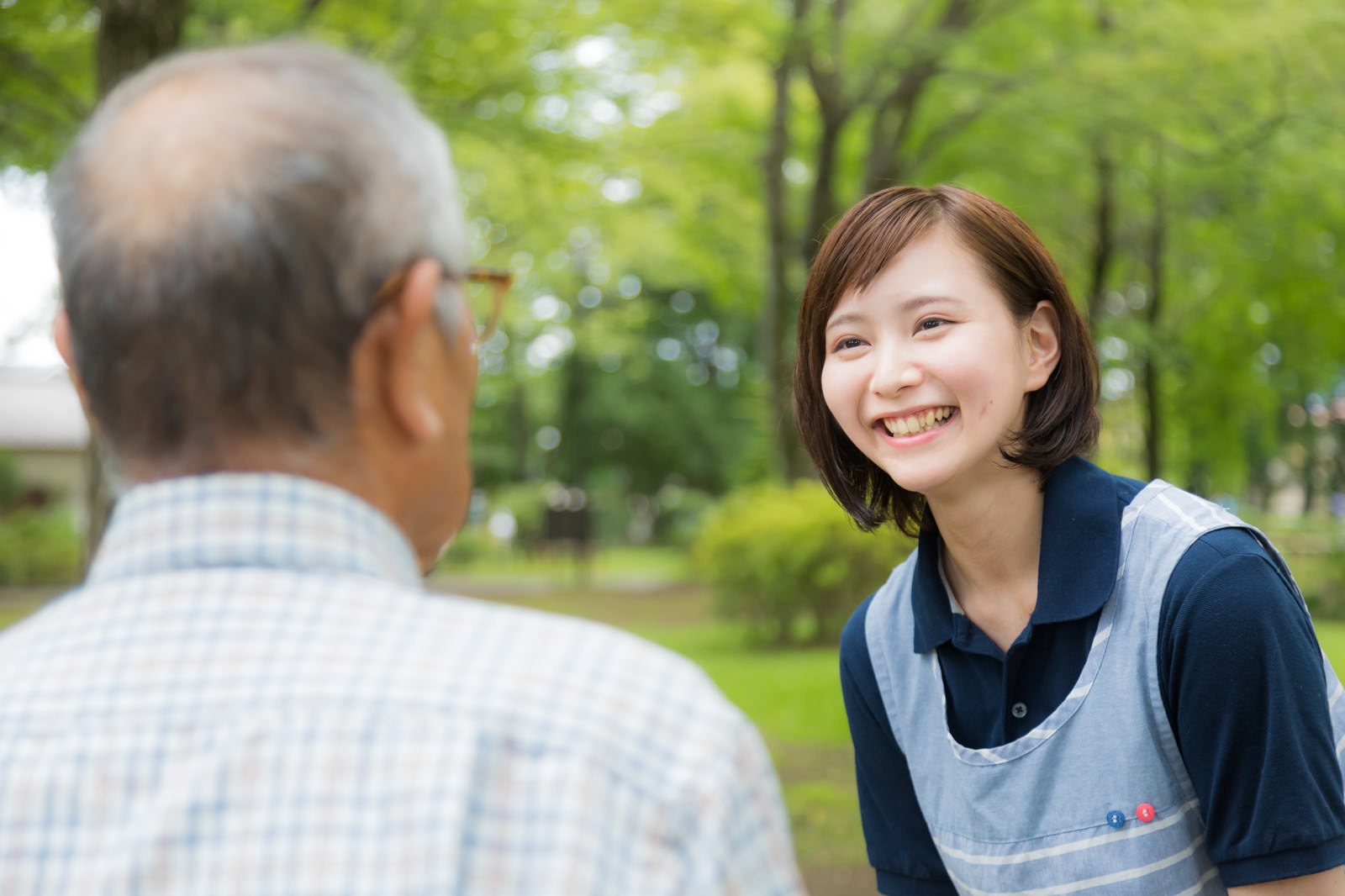 利用者の話を笑顔で聞くスタッフの写真